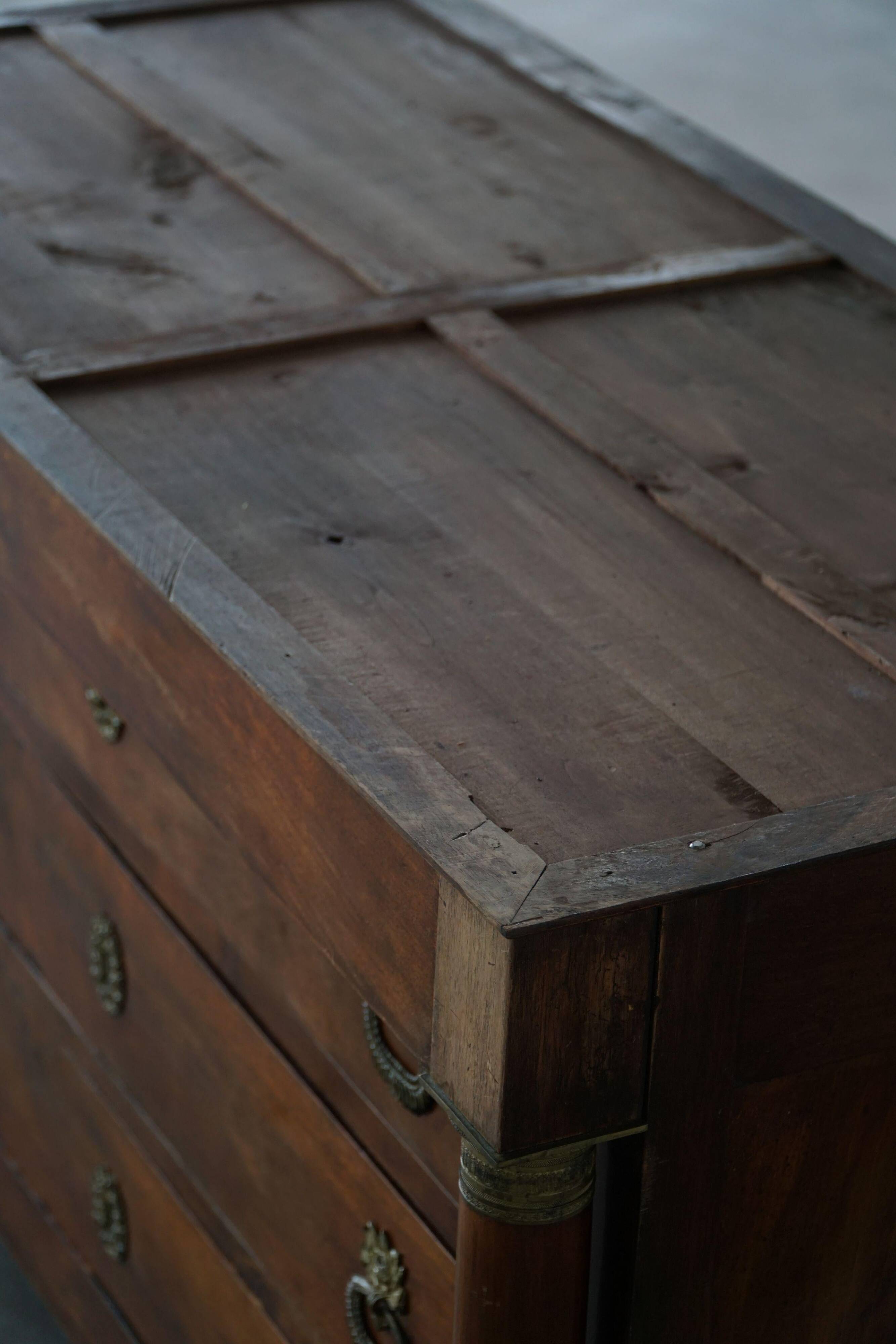 French Empire Commode / Commode, walnut and bronze mounts, 19th century