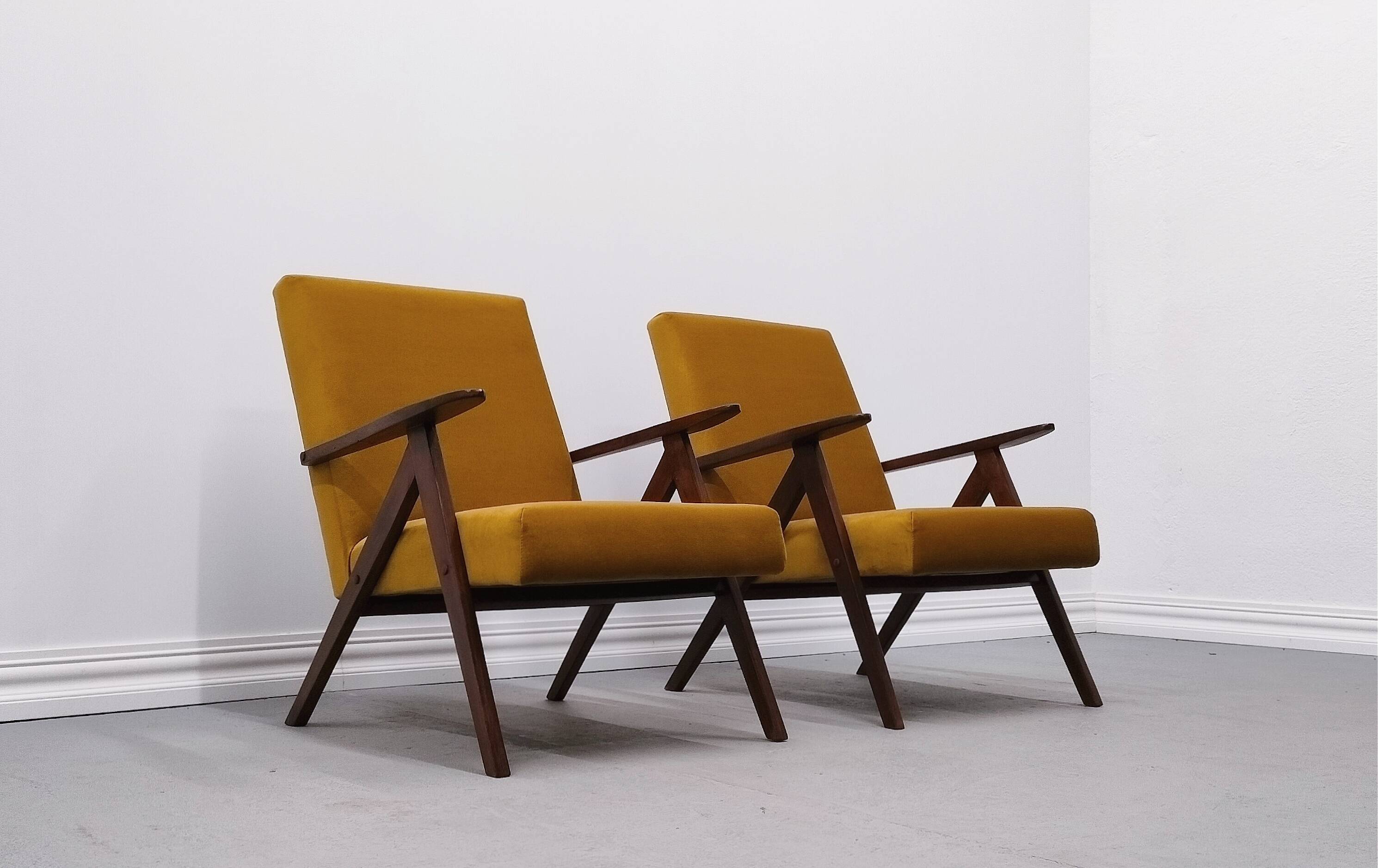 Mid-century Easy Model B armchair - 310 Var in Goldenrod velvet