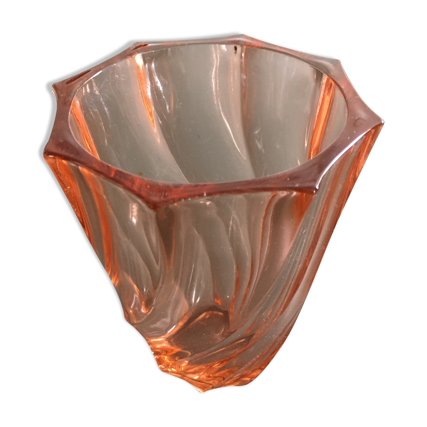 Vase rosé à facettes