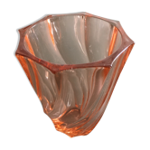Vase rosé à facettes