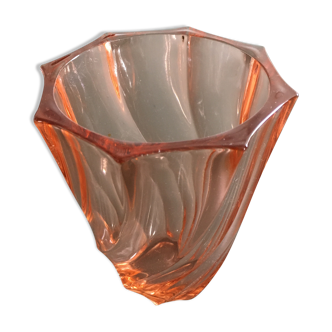 Vase rosé à facettes