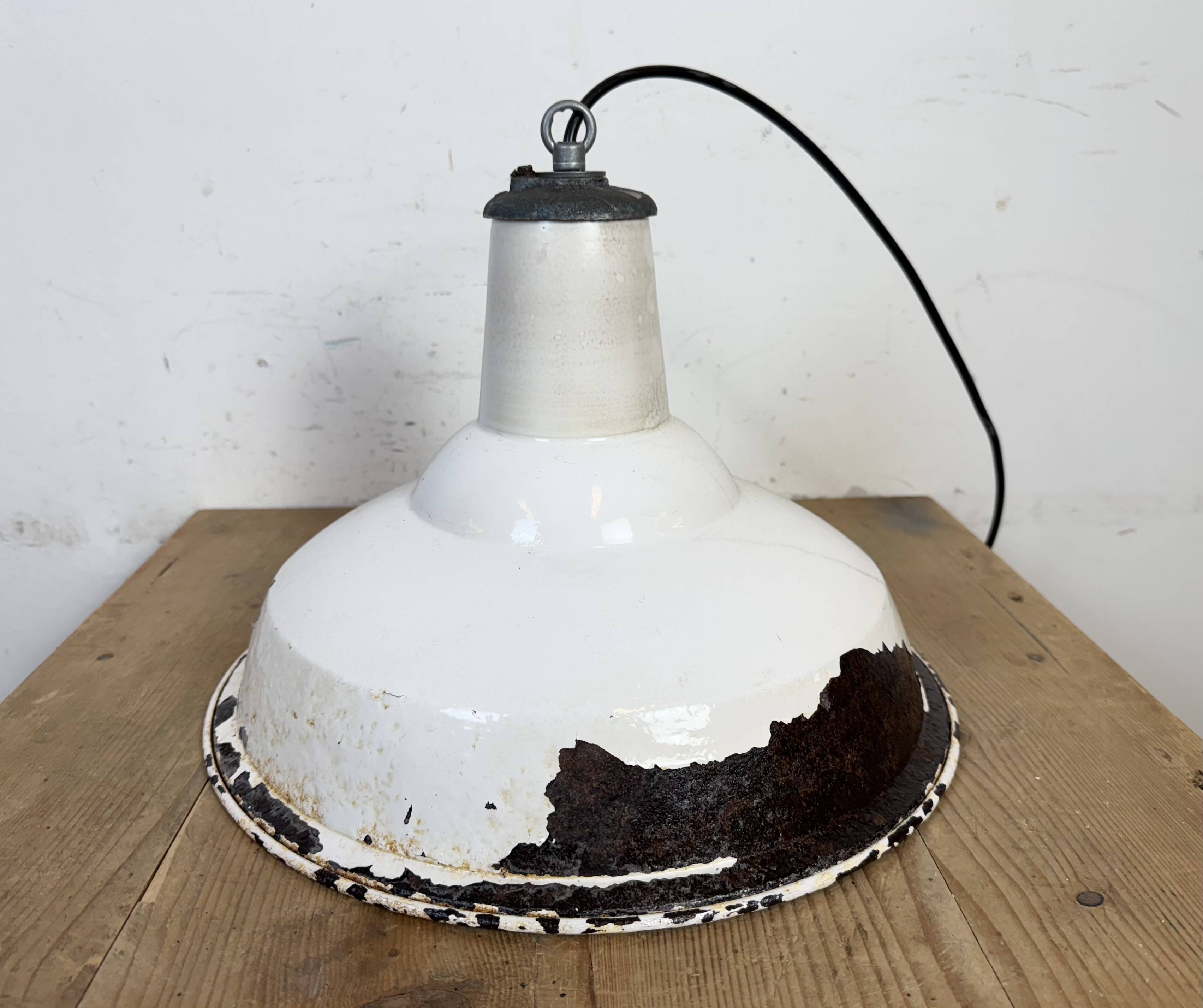Lampe suspendue en émail blanc britannique industriel de Benjamin, années 1960.