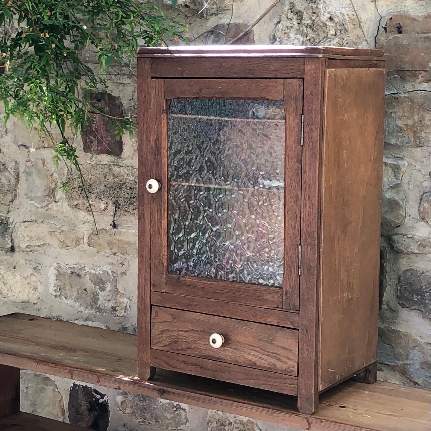 Glass cabinet to put down