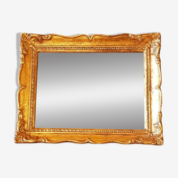 Petit miroir en bois doré.