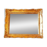 Petit miroir en bois doré.