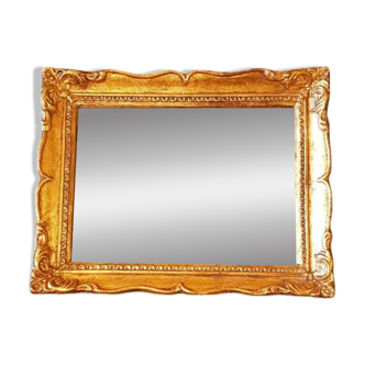 Petit miroir en bois doré.