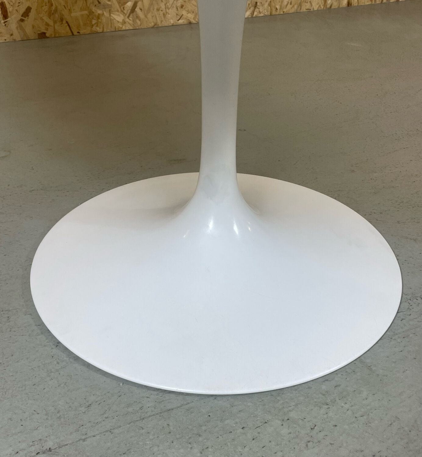 Tulip dining table by Eero Saarinen for Knoll International