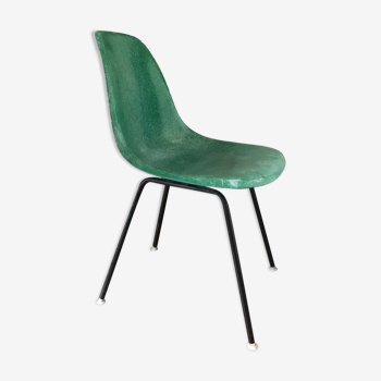 Eames fiberglass side chair