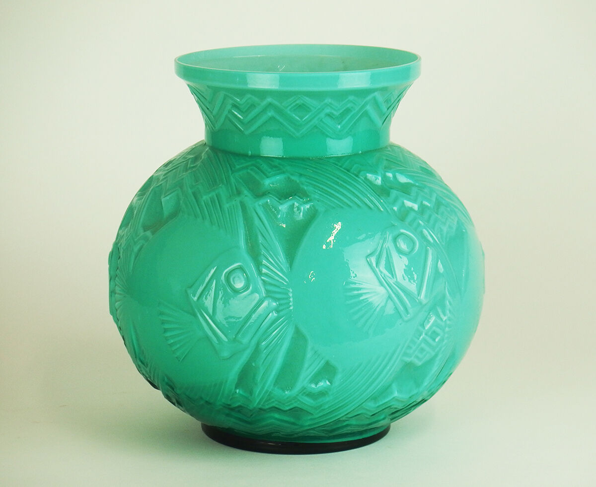 Art Deco vase by Pierre d'Avesn
