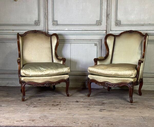 Paire De Bergères de style Louis XV En Noyer Finement Sculpté Vers 1920