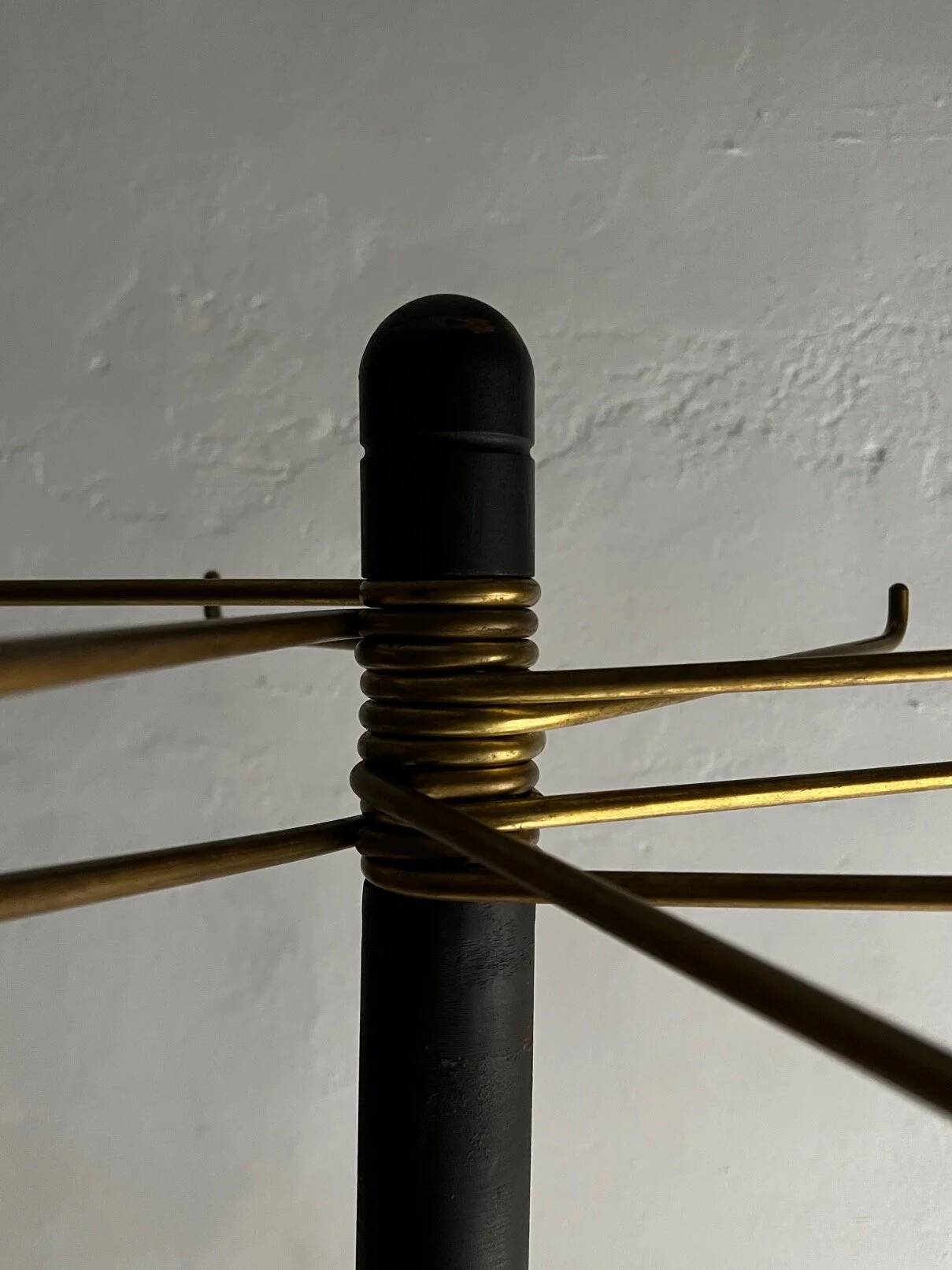 Porte-manteau minimaliste en laiton noir et métal.