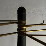 Porte-manteau minimaliste en laiton noir et métal.