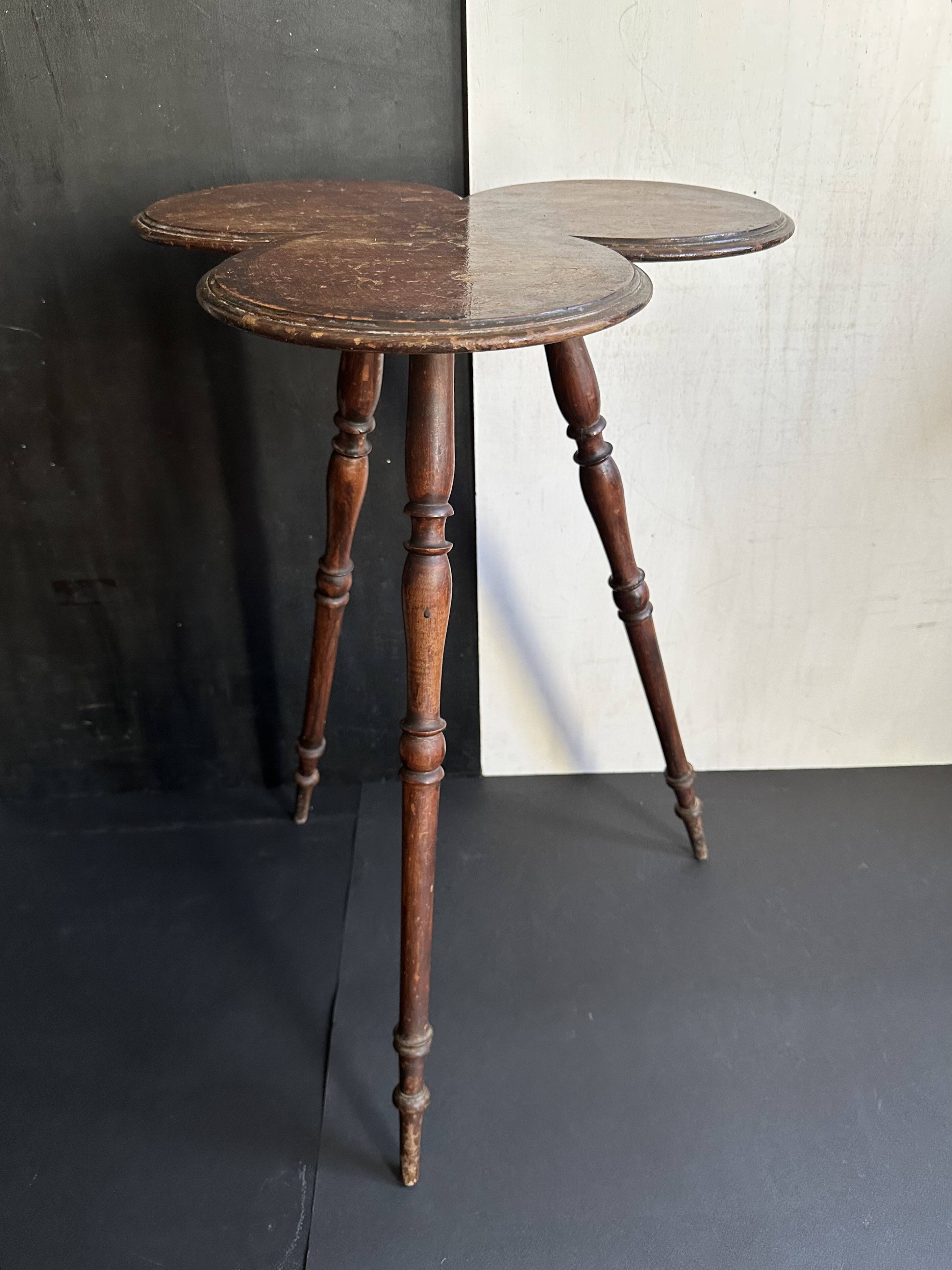 Guéridon Napoléon III en bois, forme trèfle