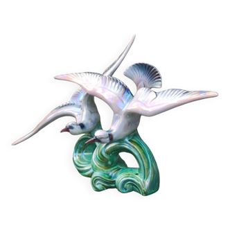 Ancienne statue barbotine mouettes sur la vague