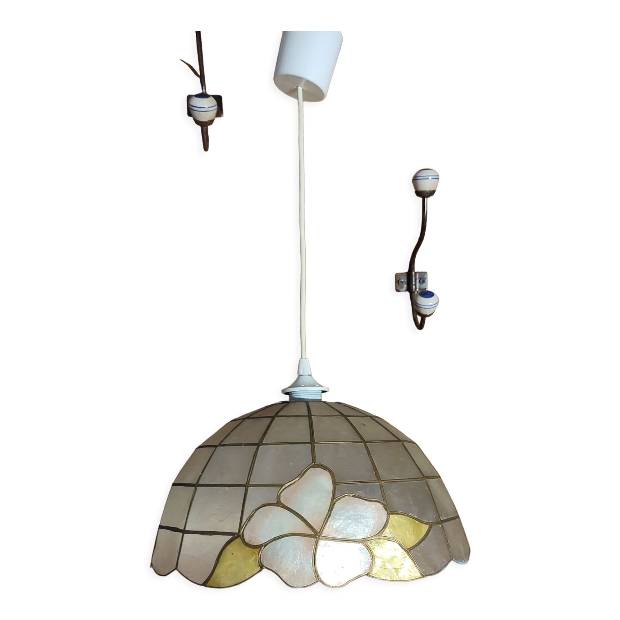 Mother-of-pearl suspension