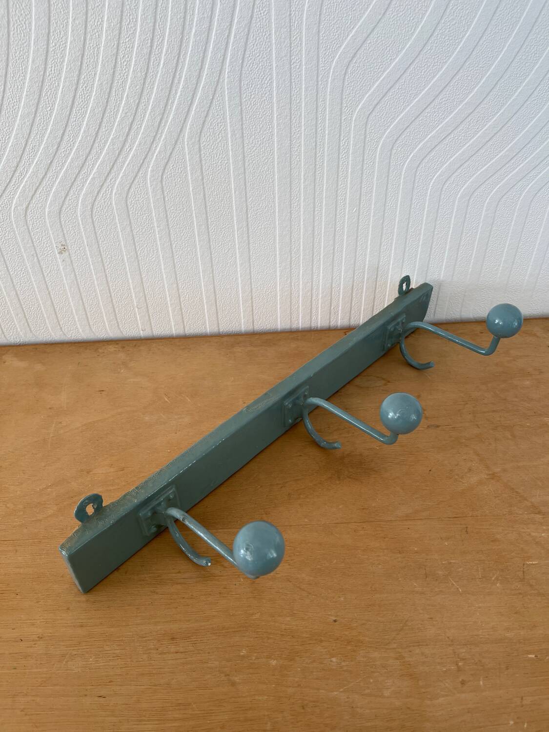 Set of 2 shelves and 1 vintage coat rack