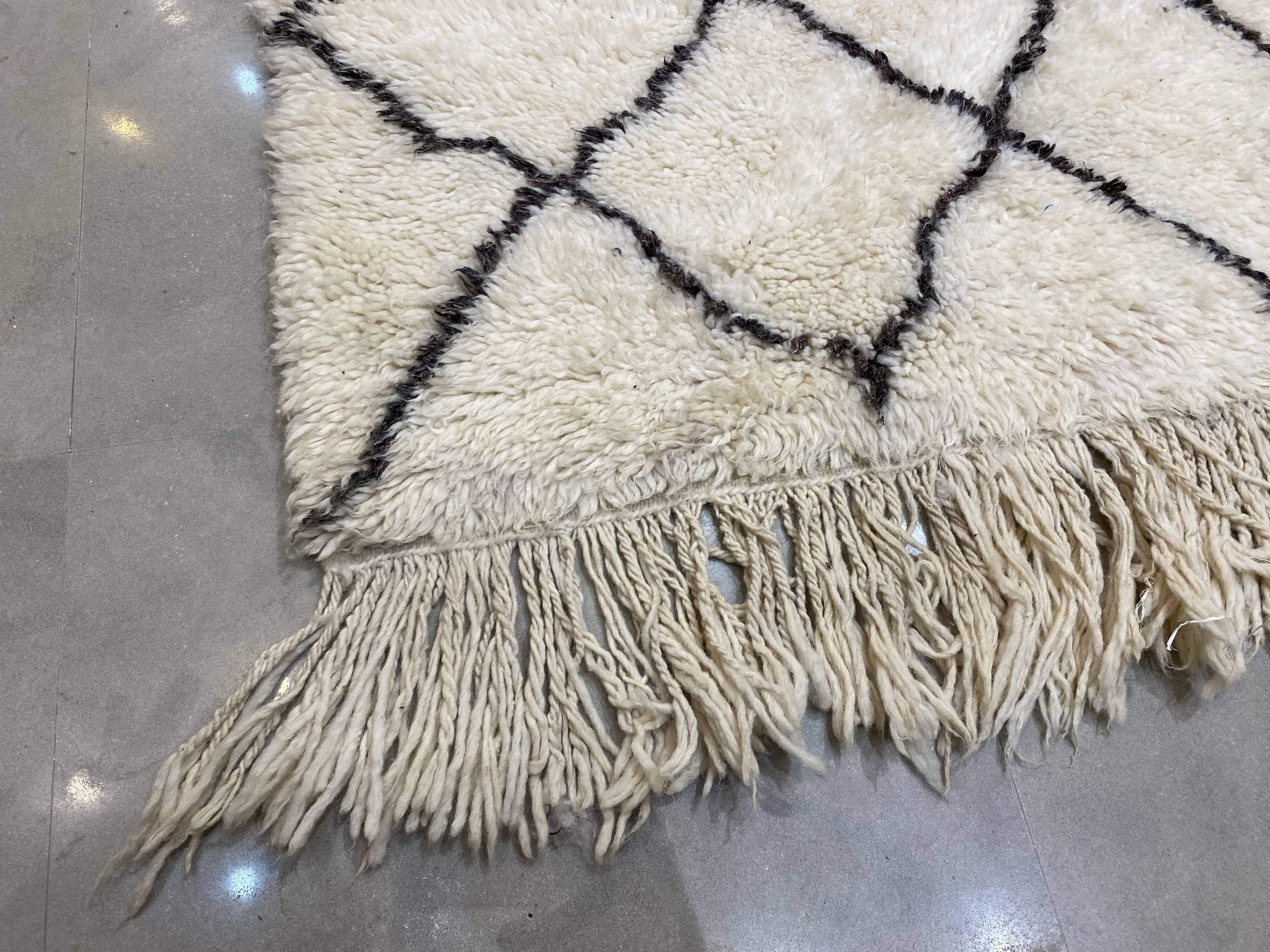 White/black laine laine carpet with tiles 310x190cm