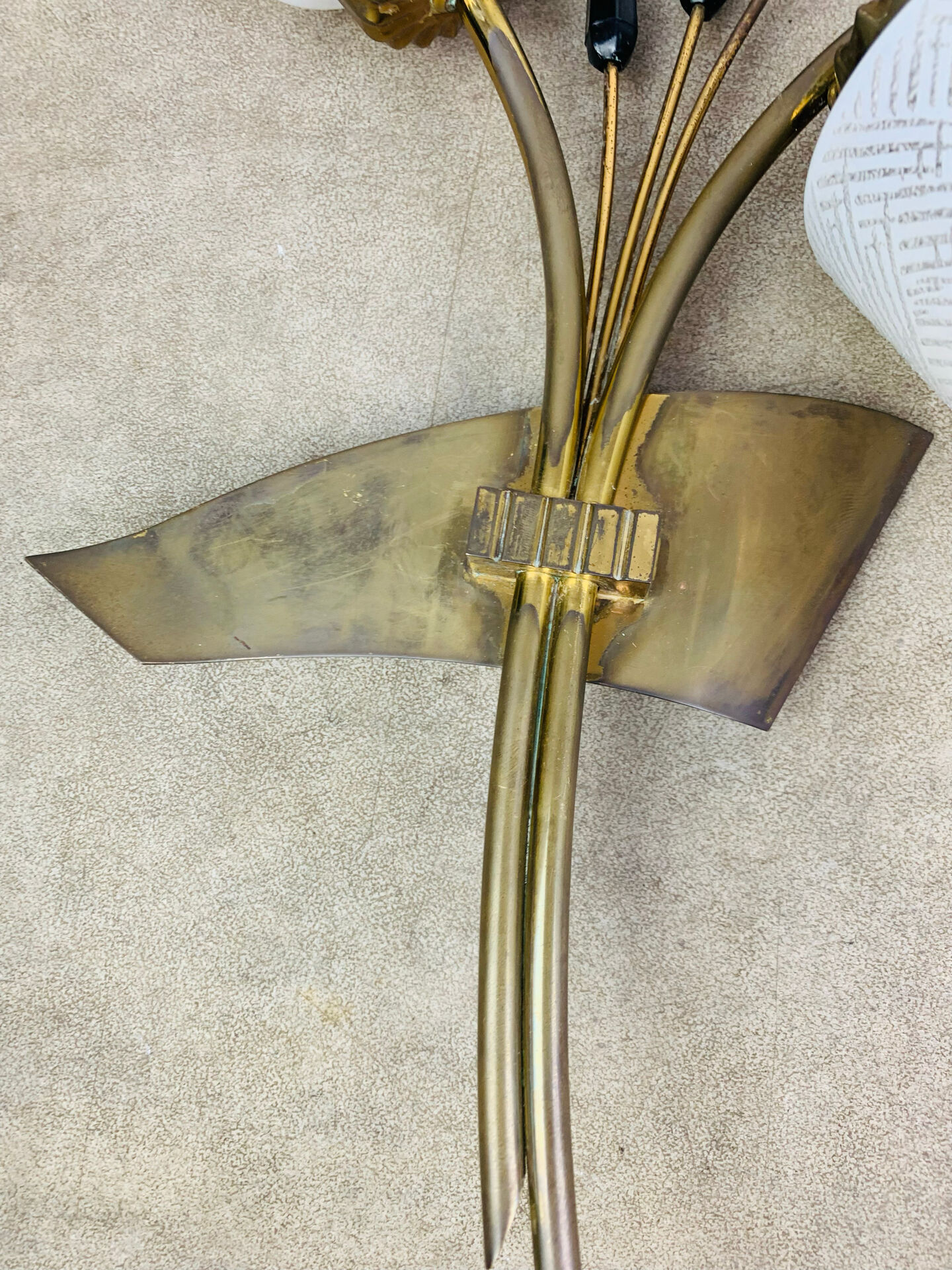 Pair of 1950s wall lights in brass and opaline tulips, Lunel/Arlus