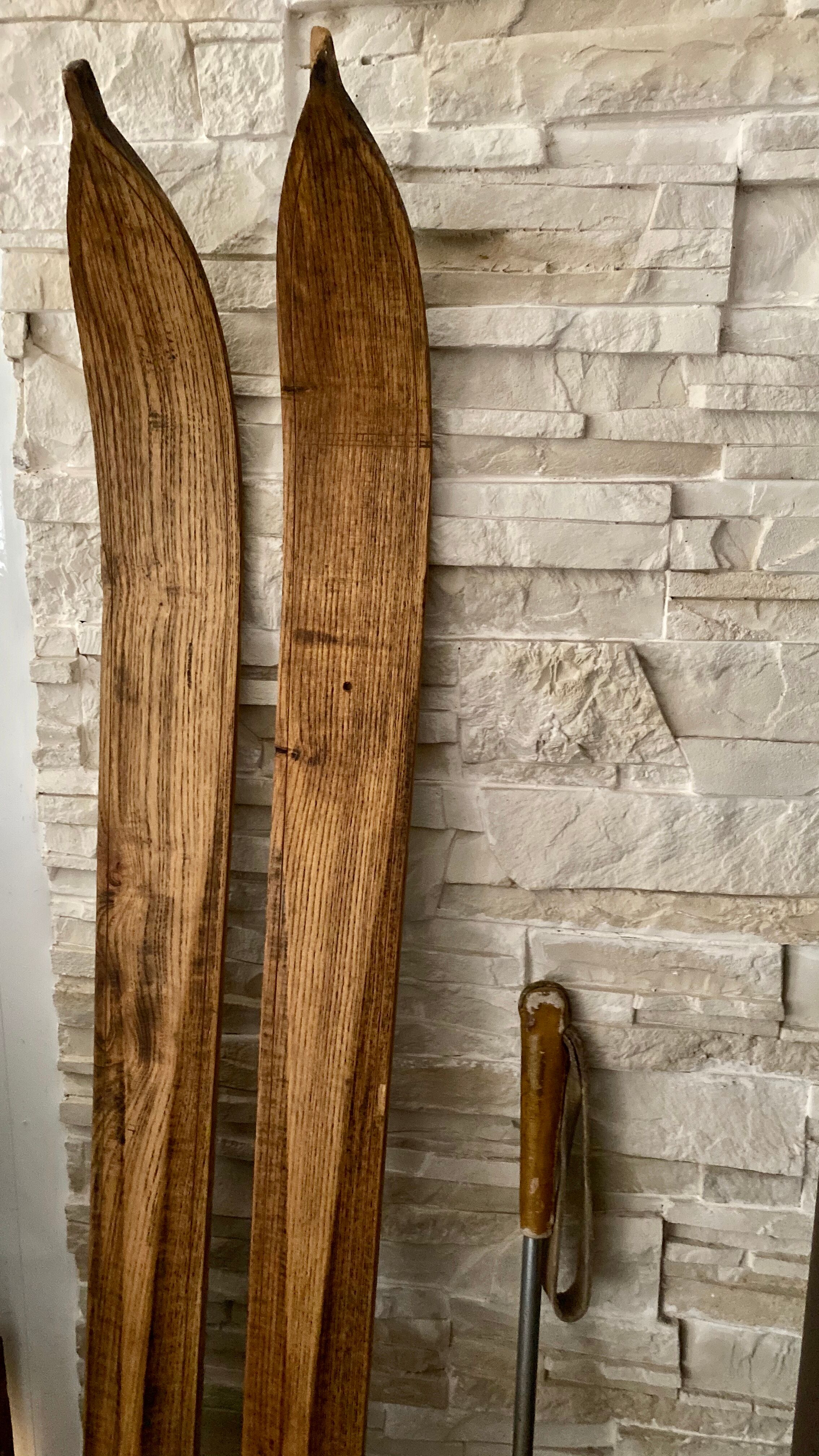 Paire de ski vintage en bois