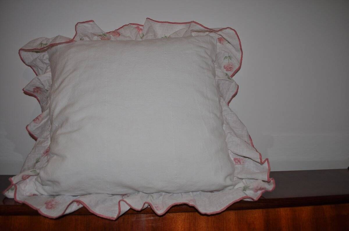 Coussin vintage blanc en lin à volant motif roses, charme romantique 50x50 cm