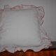 Coussin vintage blanc en lin à volant motif roses, charme romantique 50x50 cm