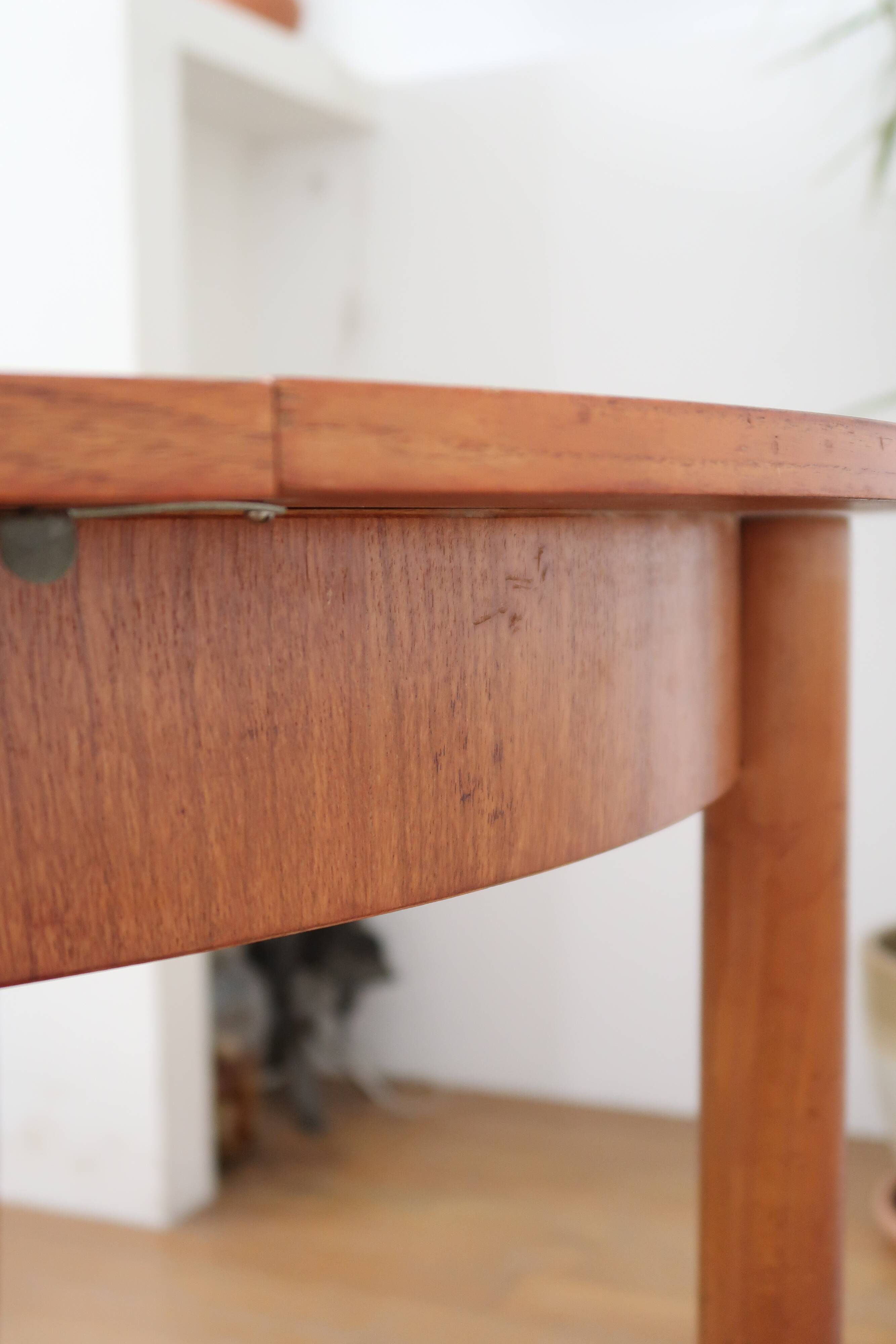 Extendable Scandinavian Round Table