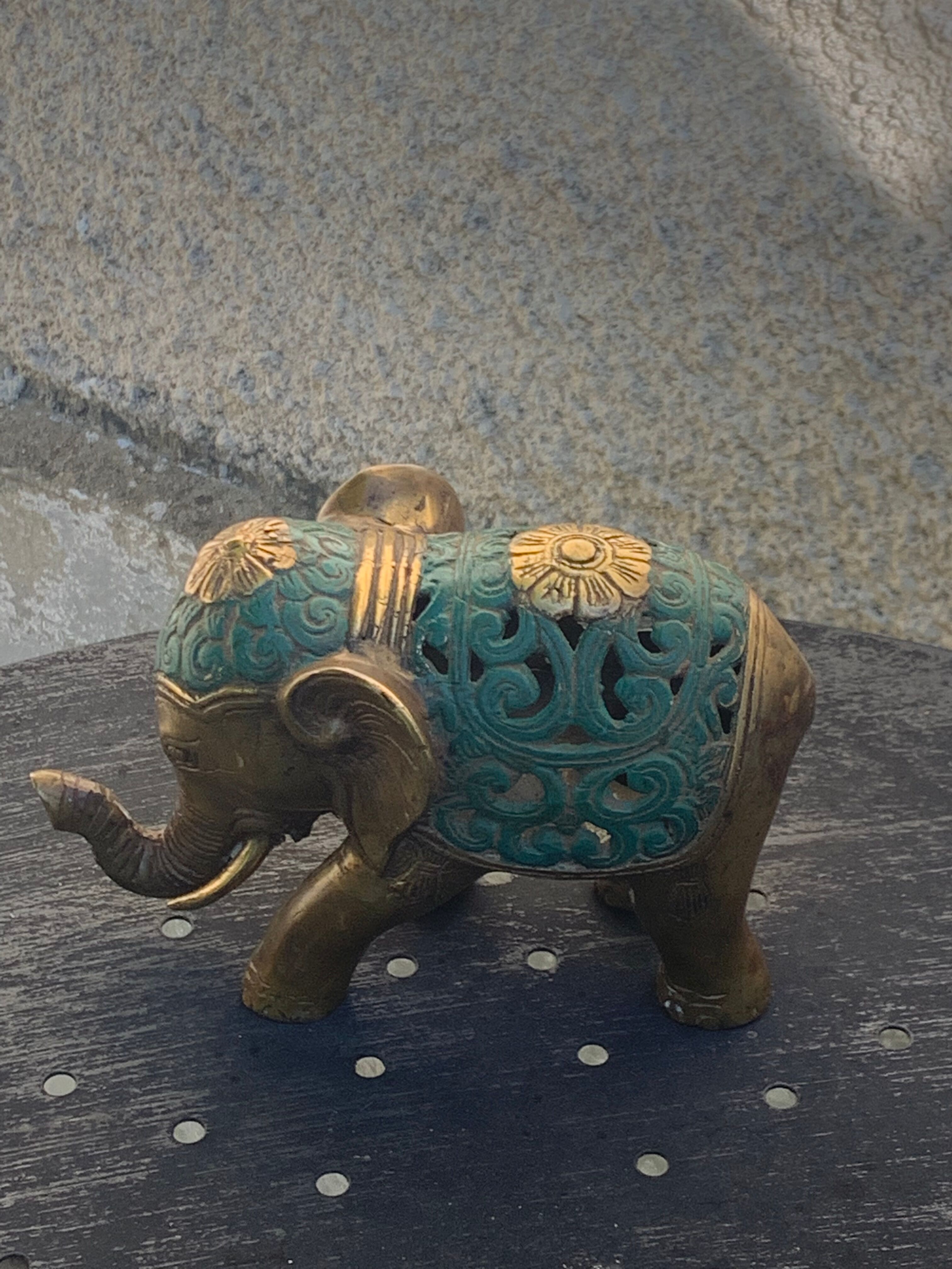 Éléphant en laiton doré et patine verte vintage