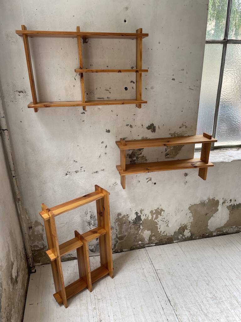 Trio d'étagères constructivistes en pin style Regain