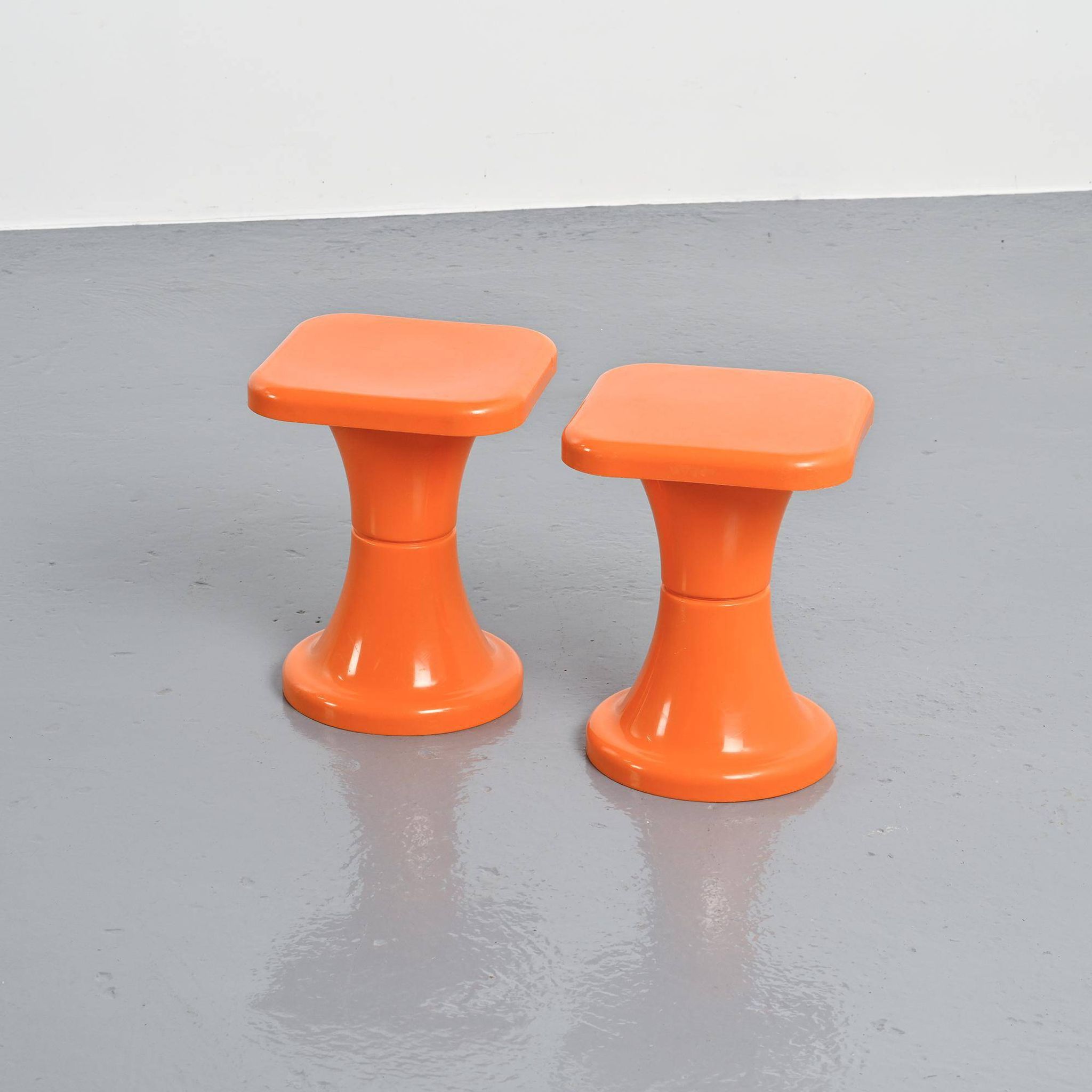 Paire de tabourets Tam Tam orange par S.E.L.U.P.