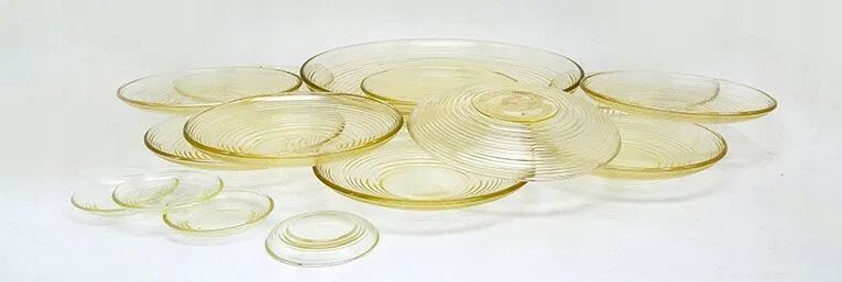 10 assiettes, un grand plat central et 4 sous-verres