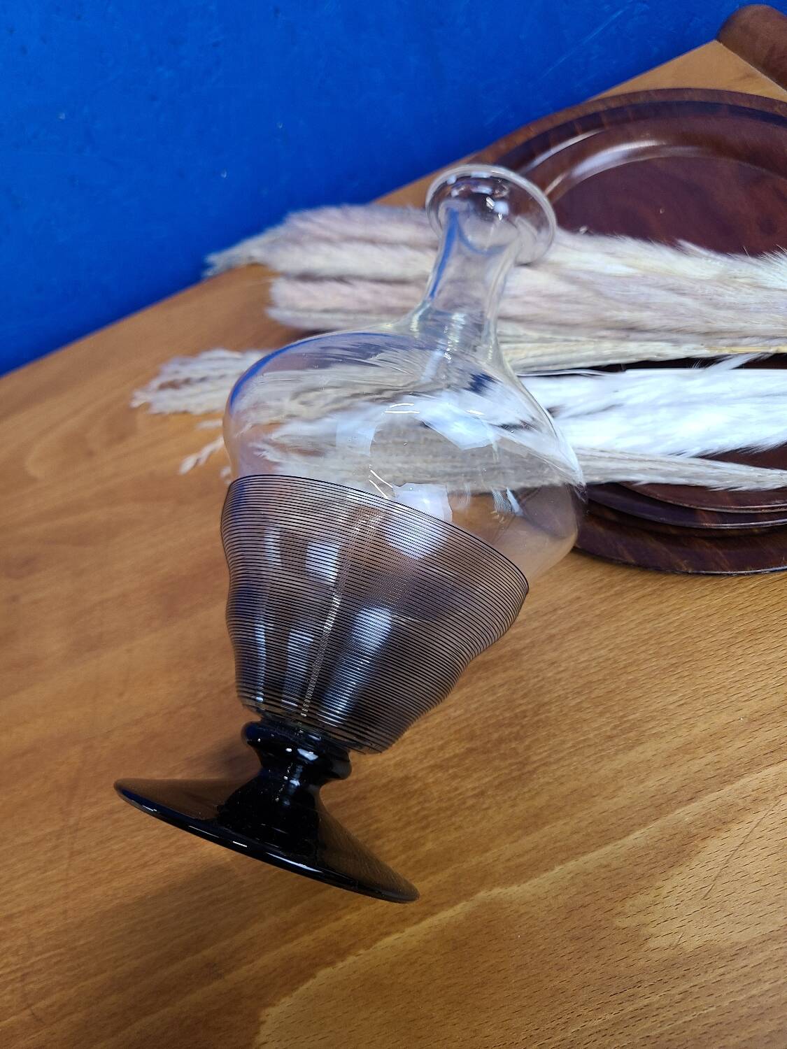 Vase vintage en verre, détails noirs en relief