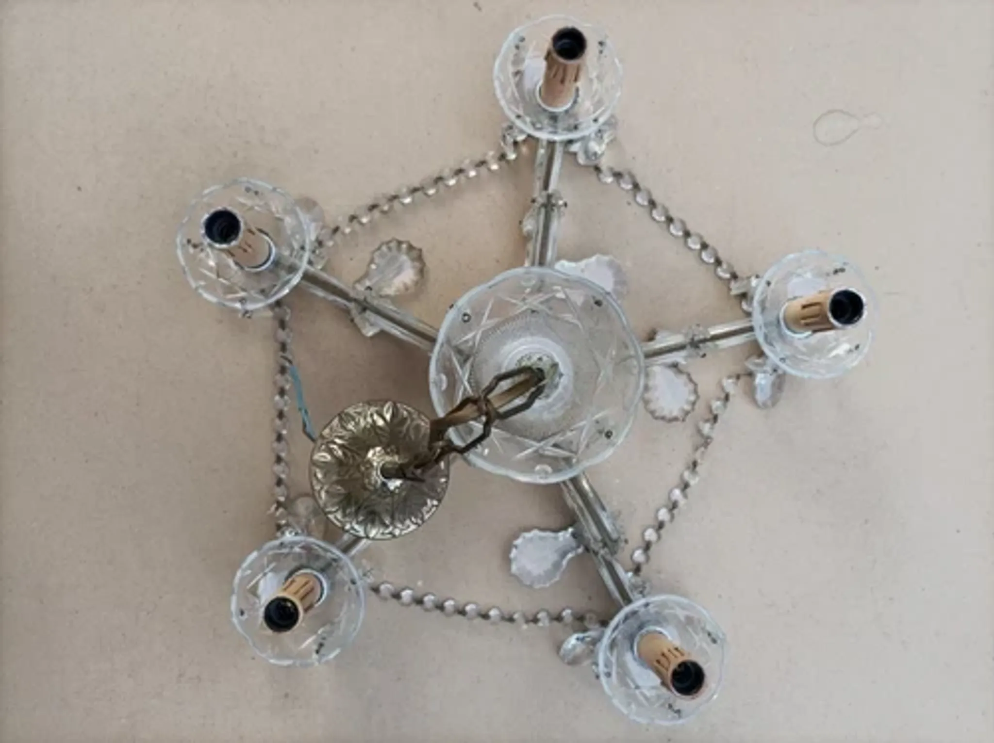 Very beautiful Venetian chandelier with 5 lights / complete and in working condition.