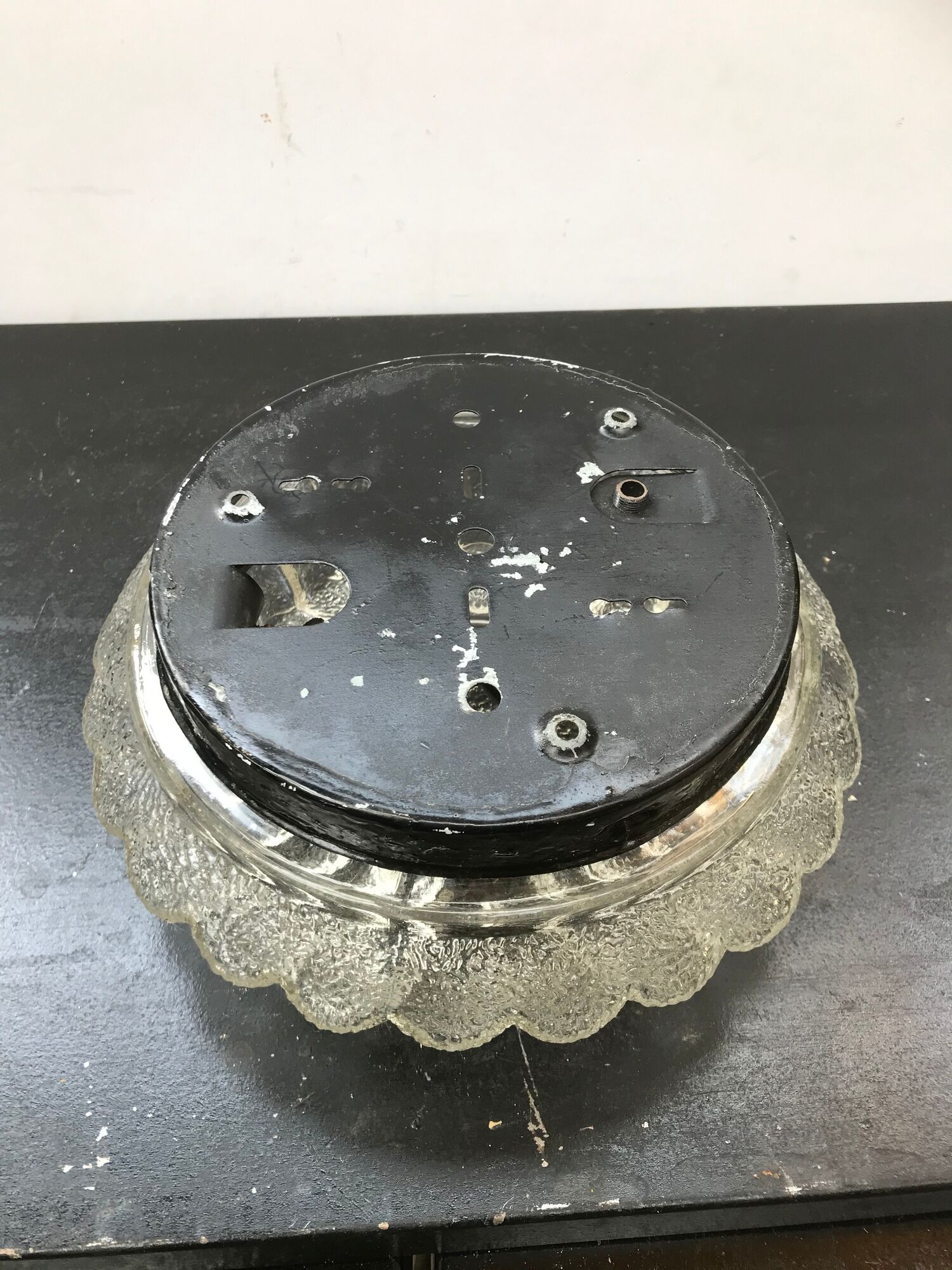 Platfonr Applied Rond Moulded Glass - Vintage Black Metal Support