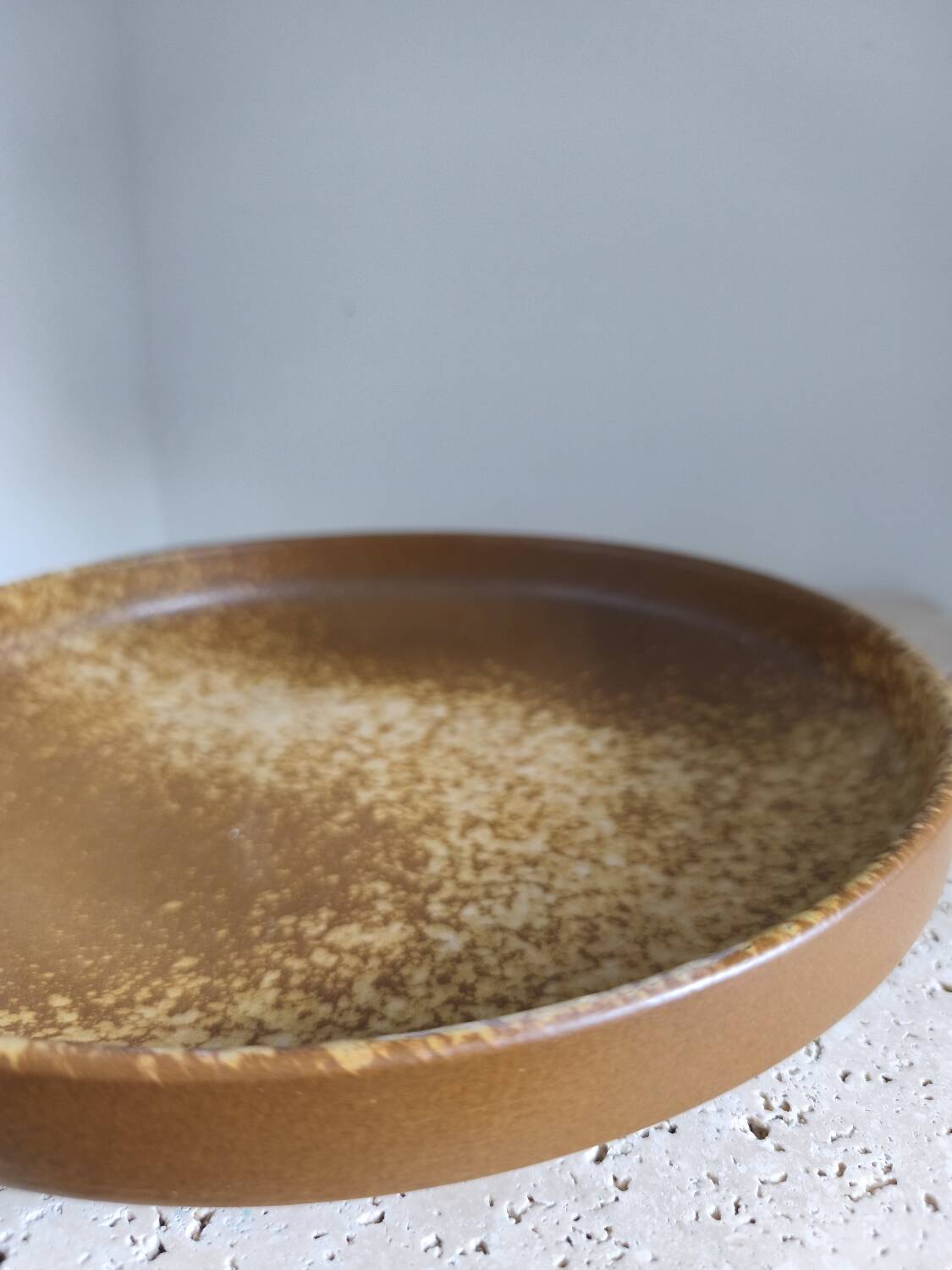 Stoneware presentation plate