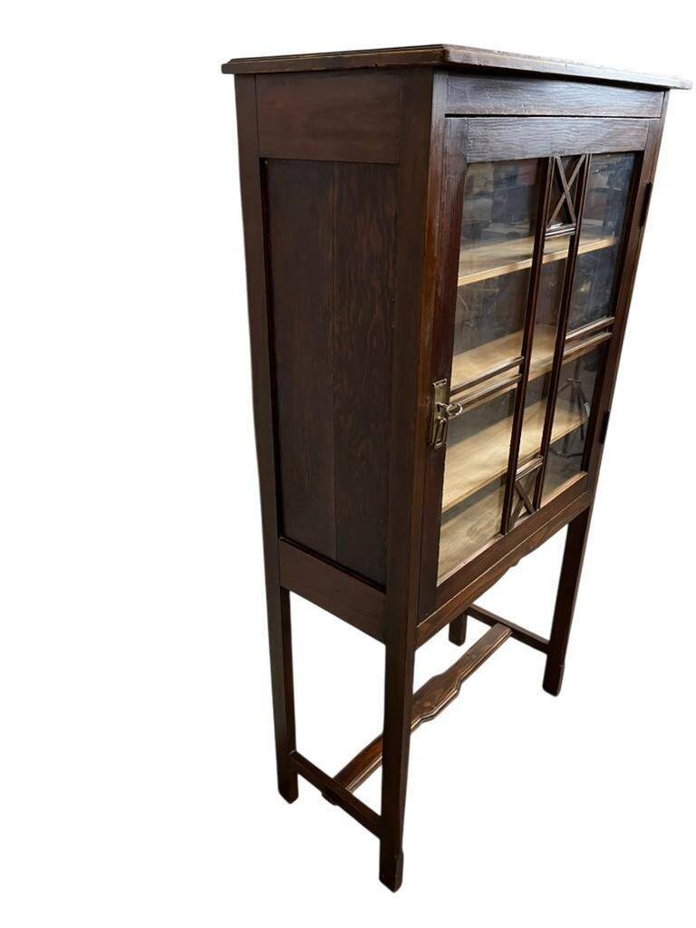 Vitrine vintage en bois sur pieds / étagère