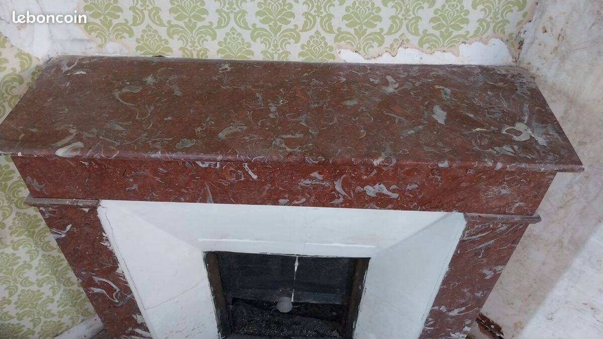 Red marble fireplace surround - early 20th century