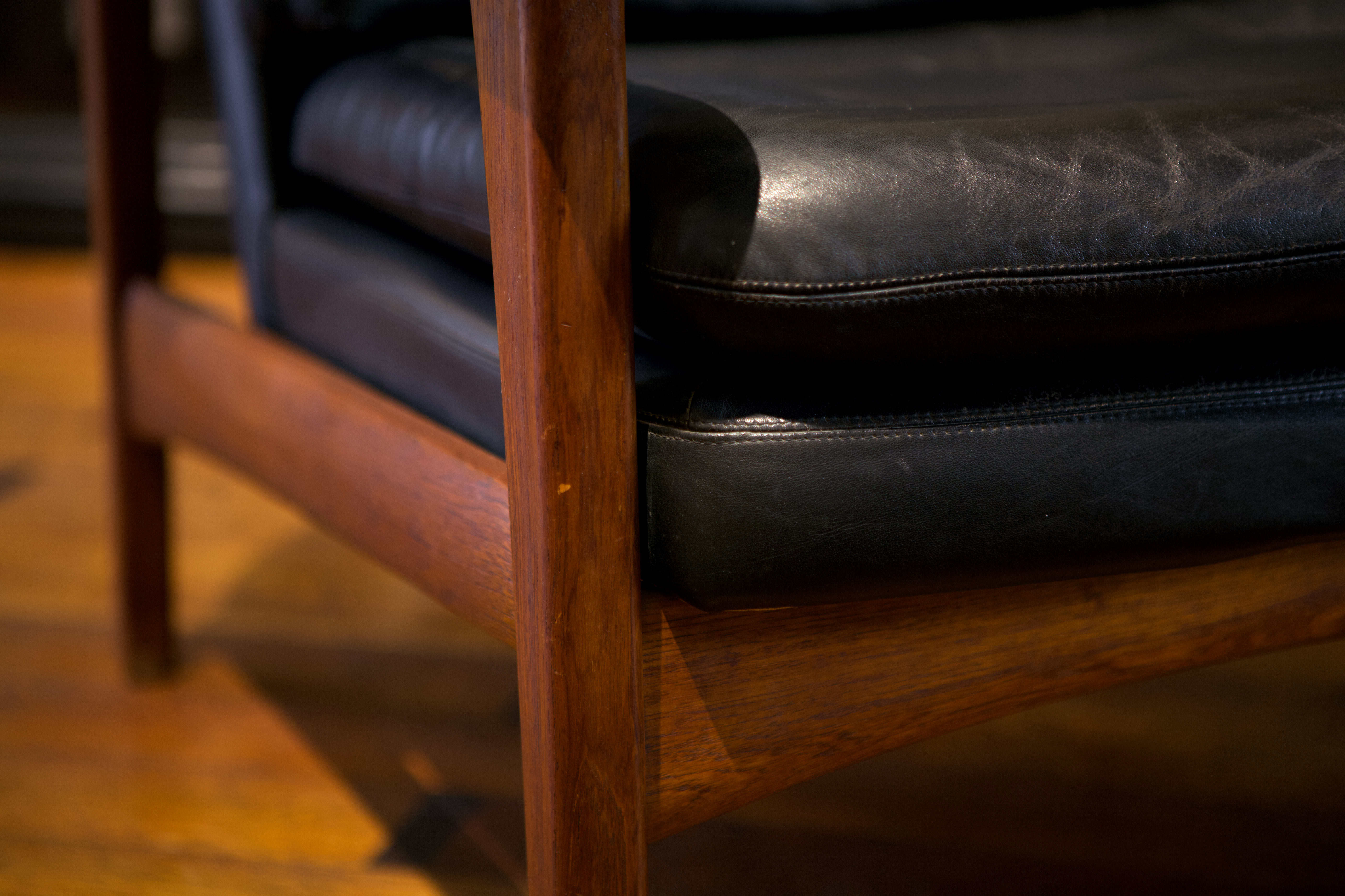 Pair of scandinavian armchairs in black leather and teak