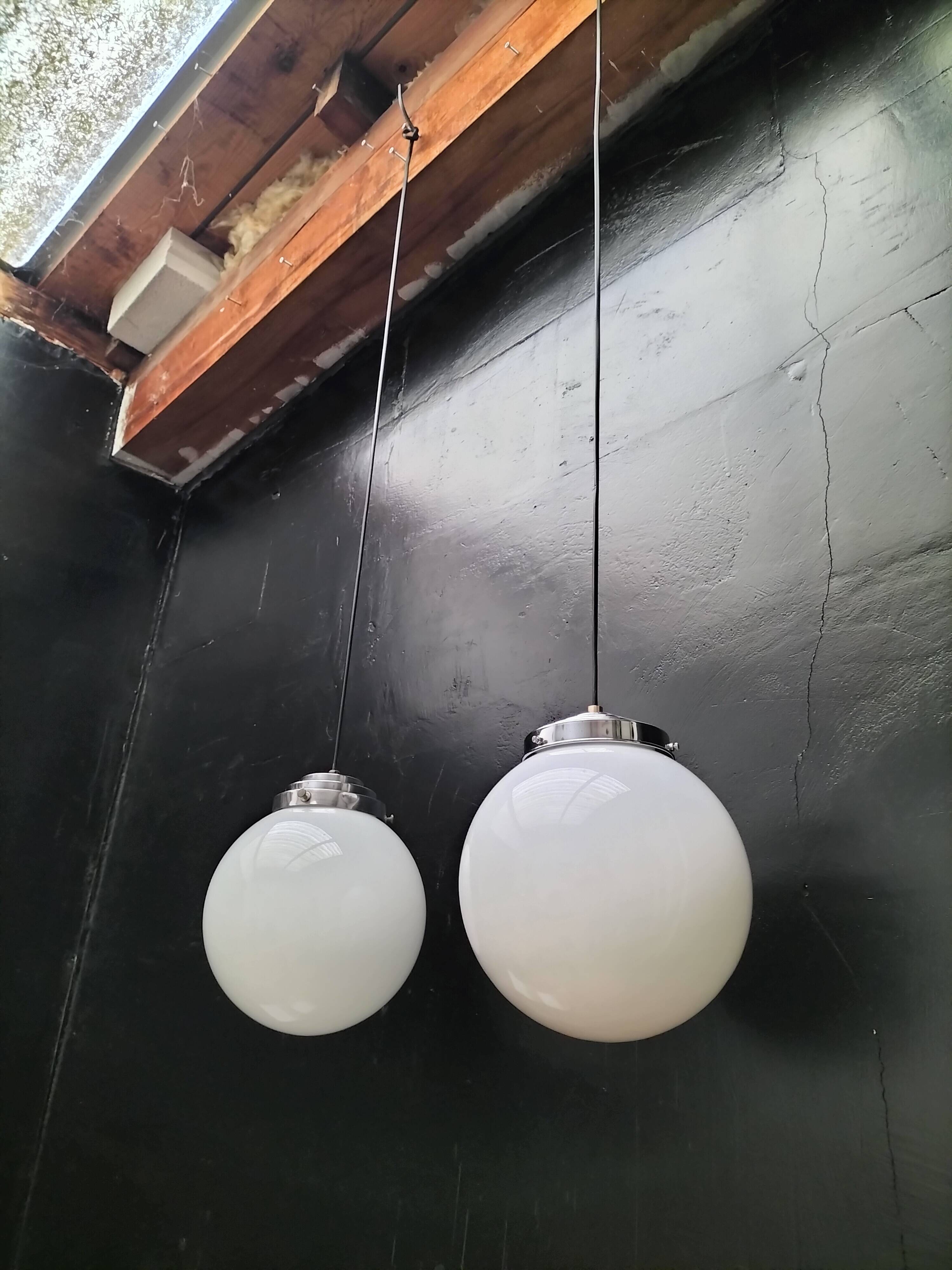 2 suspensions boules opalines