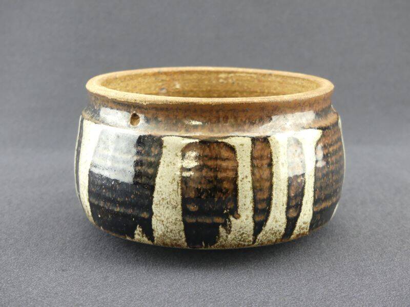 Vintage ceramic hanging cache-pot
