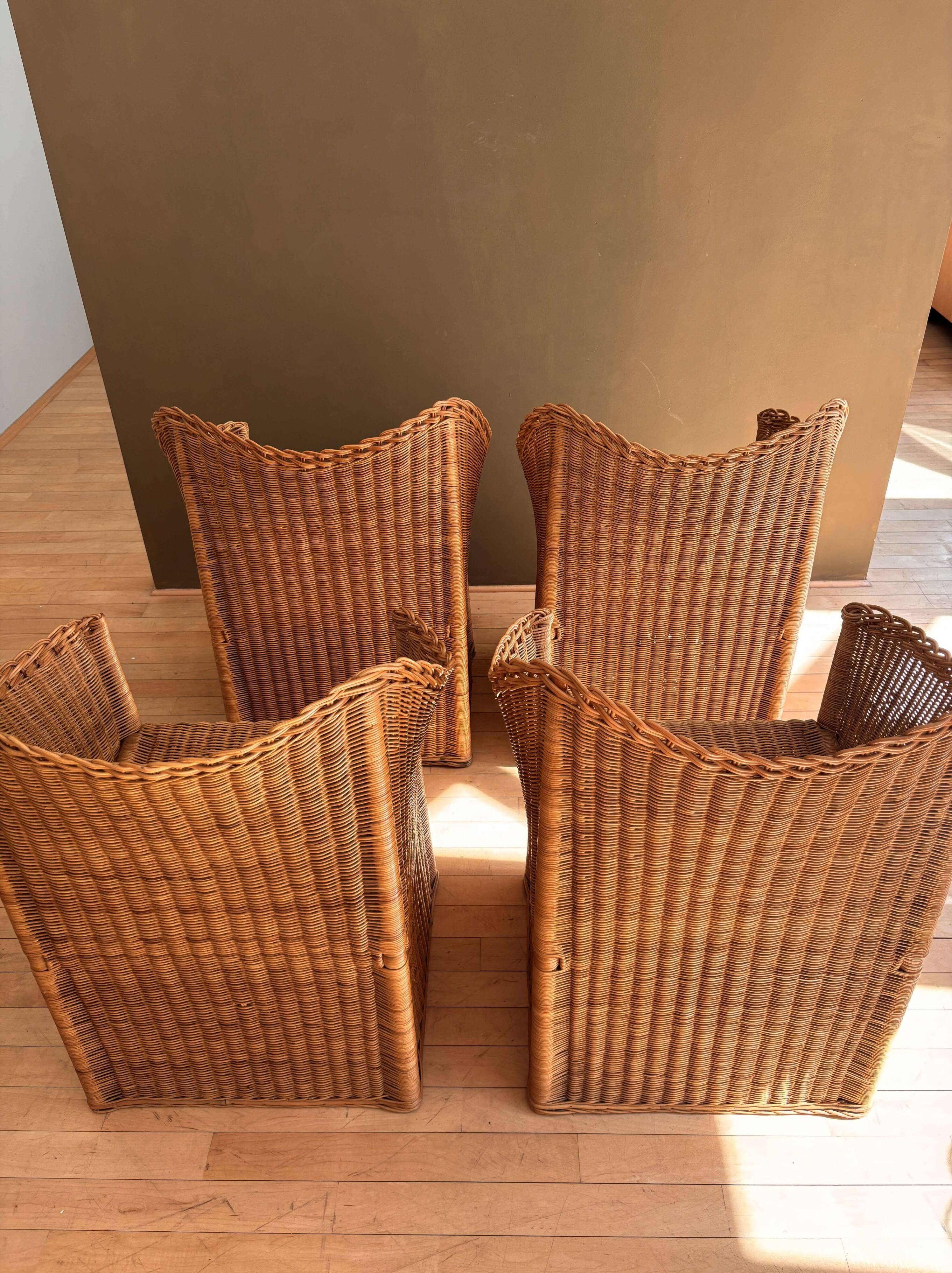 4 chaises modernistes en rotin