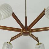 Lustre en teck, laiton et verre à 8 lumières de style sputnik des années 1960.