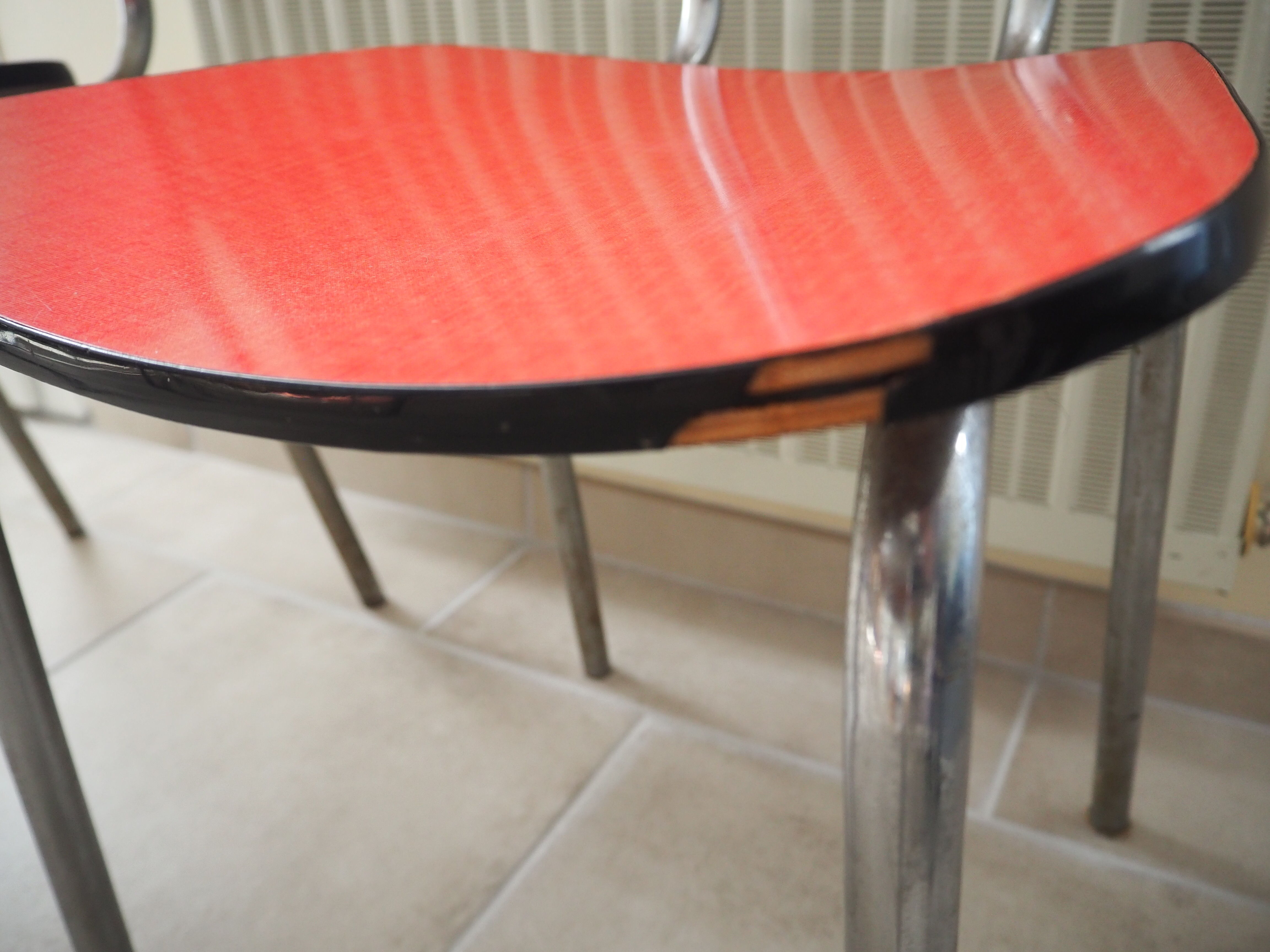 TABLE with two Italian EXTENSIONS and its 6 vintage CHAIRS of the 1970s in red color