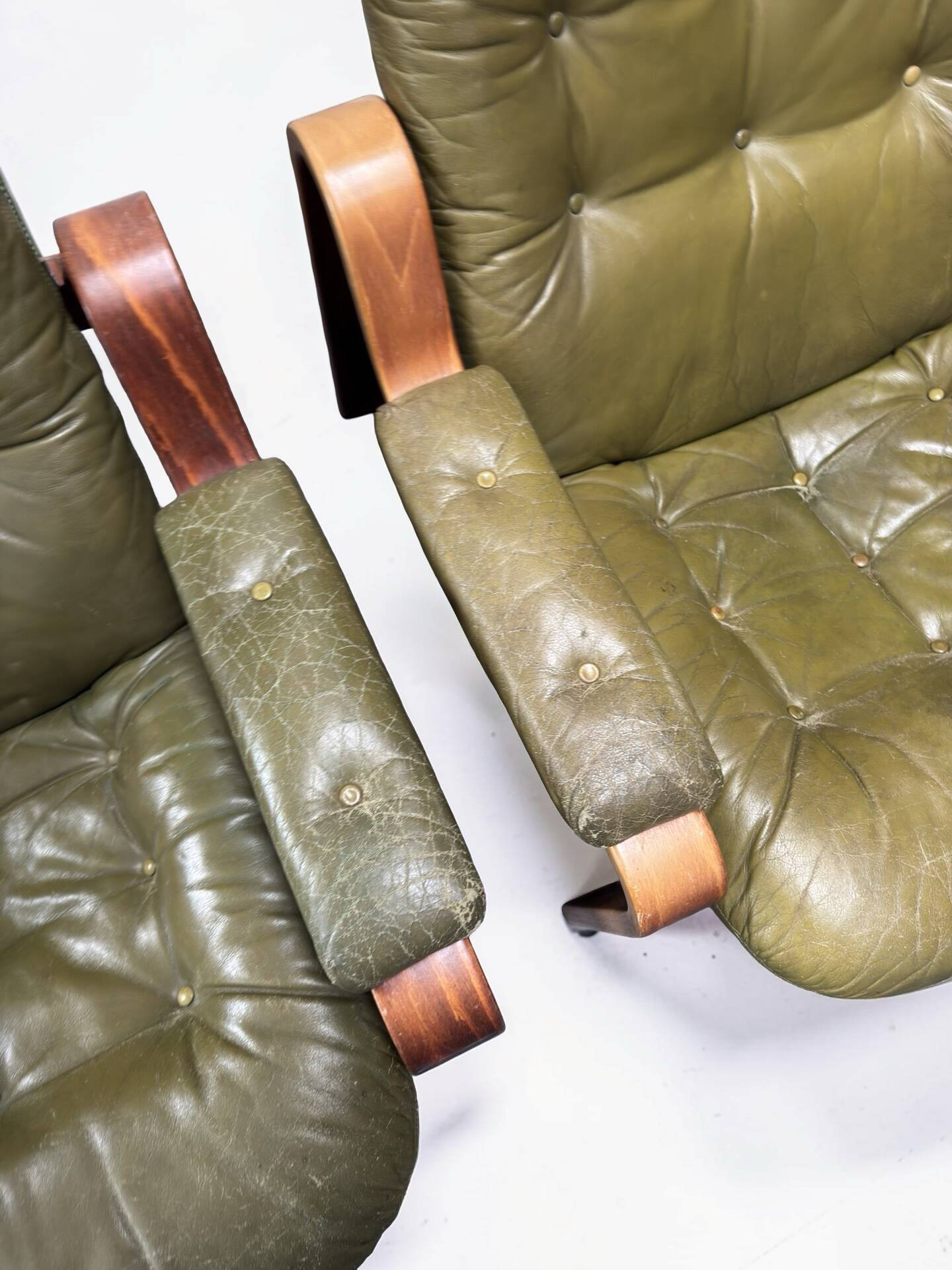 Ensemble de 2 fauteuils de salon vert olive – Göte Möbler, Suède, années 1970
