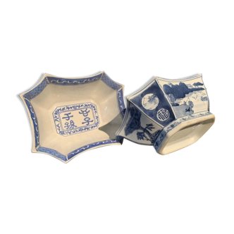 Suite of 2 porcelain jattes decorated with blue white decoration of landscapes and ideograms in reserve