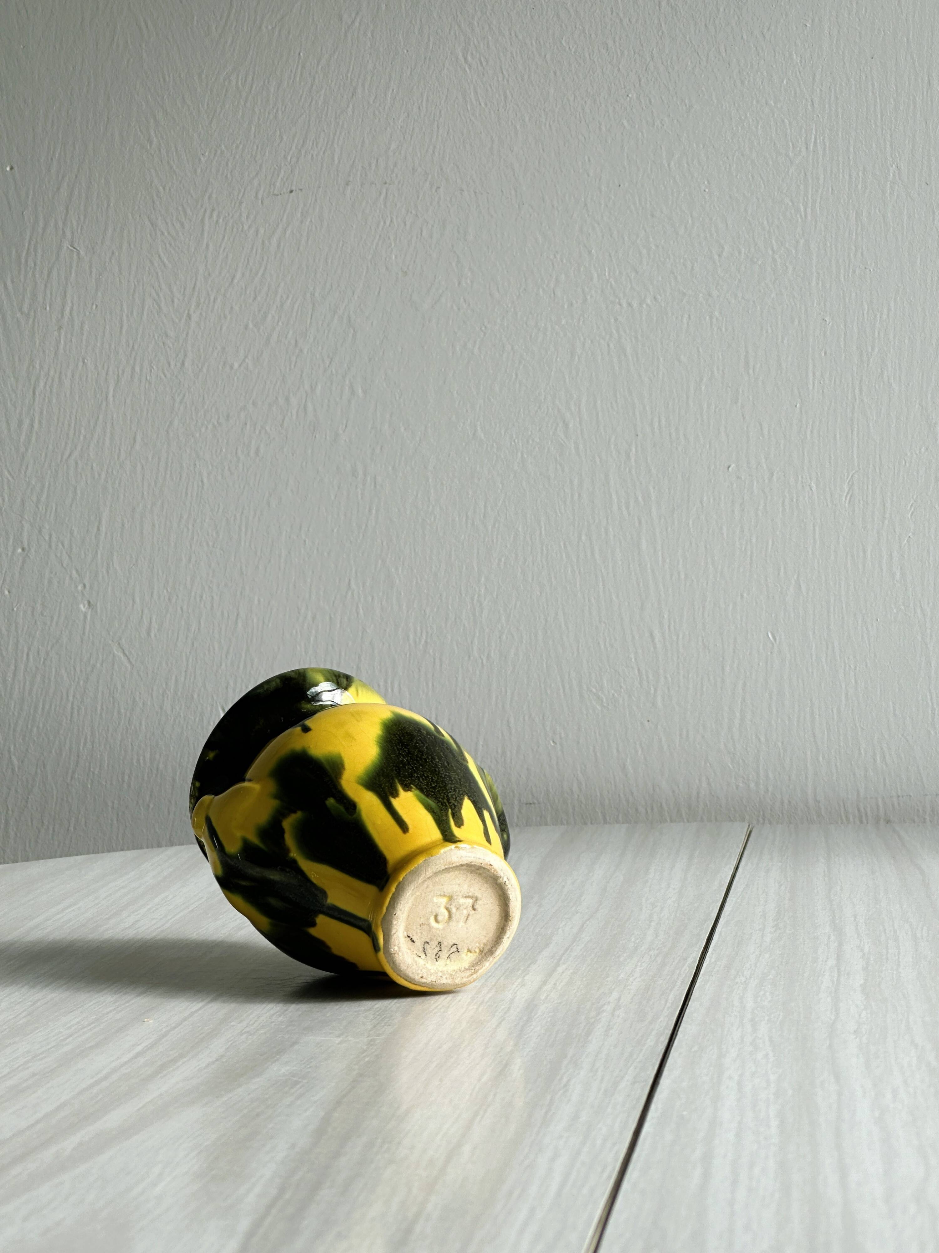Petit vase en céramique, couleurs jaune et vert, design artistique,
