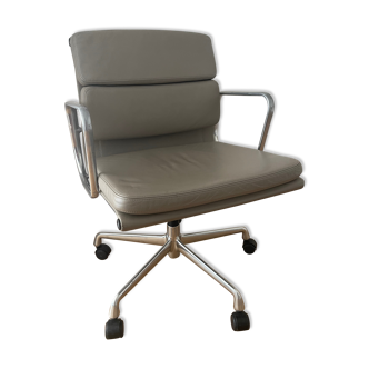 Soft Pad Chair EA 217 by Charles & Ray Eames, Vitra
