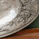 Plat en étain repoussé, art déco