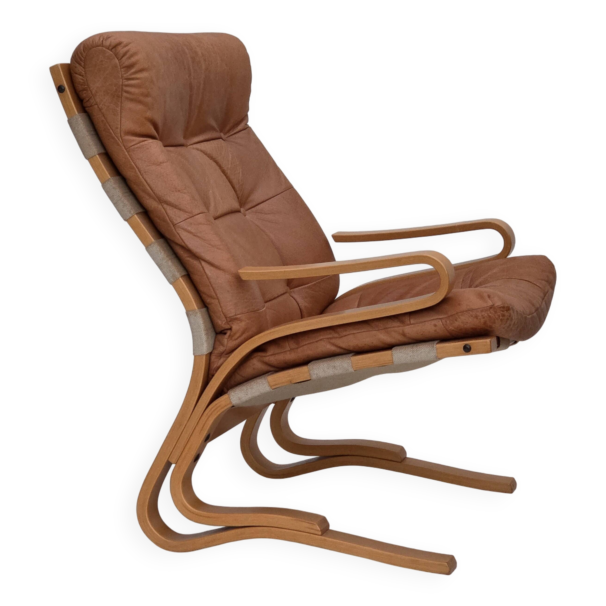 Fauteuil norvégien des années 1970, modèle "Kengu", cuir de meuble.