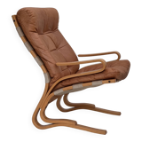 Fauteuil norvégien des années 1970, modèle "Kengu", cuir de meuble.