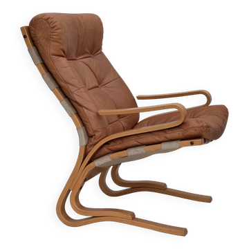 Fauteuil norvégien des années 1970, modèle "Kengu", cuir de meuble.